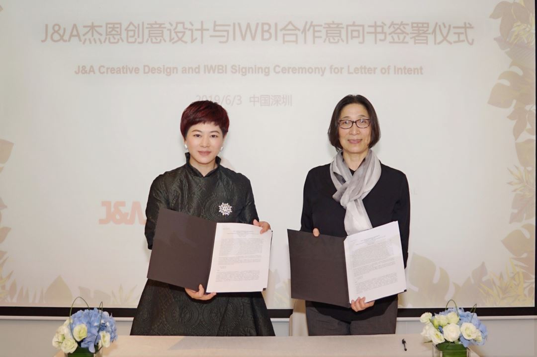J&A杰恩設計董事、副總經(jīng)理冉曉鳳(左)與IWBI 亞洲區(qū)總裁雪婭(右)簽約合影 J&A杰恩設計董事、副總經(jīng)理冉曉鳳(左)與IWBI 亞洲區(qū)總裁雪婭(右)簽約合影