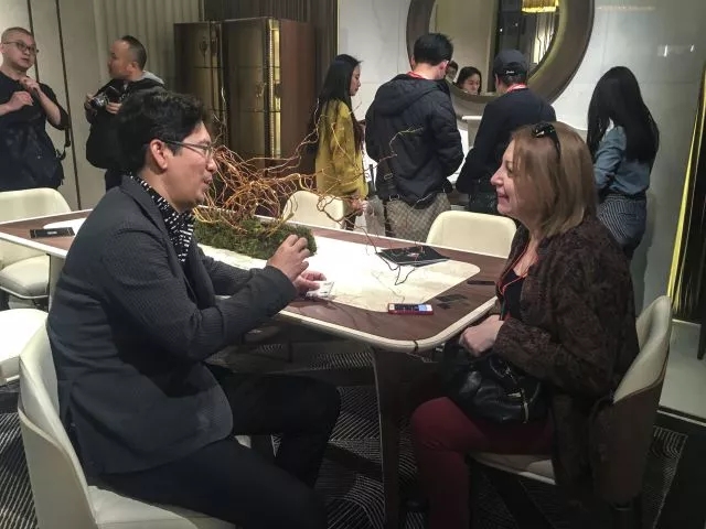 J&A杰恩設計董事長/總設計師姜峰先生在米蘭設計周與客戶交流講解 J&A杰恩設計董事長/總設計師姜峰先生在米蘭設計周與客戶交流講解