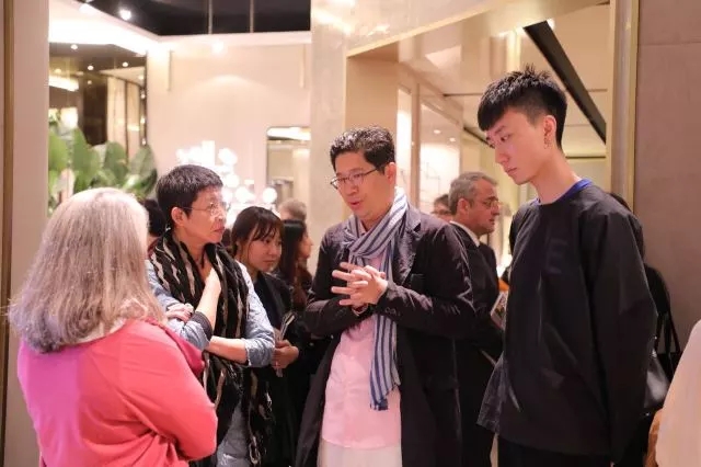 J&A杰恩設計董事長/總設計師-姜峰先生在米蘭國際家具展與眾多人士現場交流 J&A杰恩設計董事長/總設計師-姜峰先生在米蘭國際家具展與眾多人士現場交流