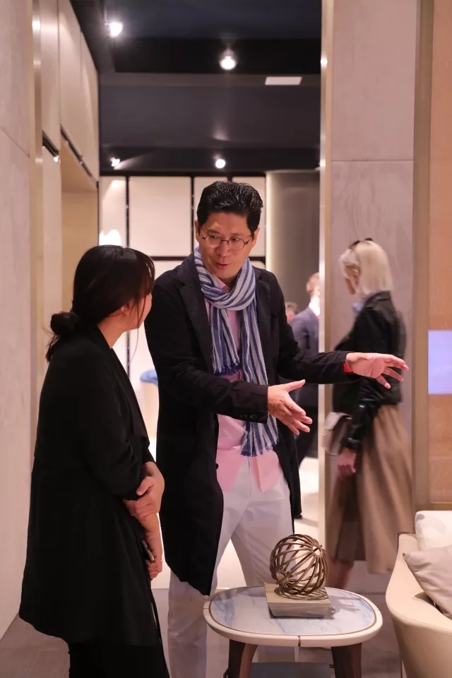 J&A杰恩設計董事長/總設計師-姜峰先生在米蘭國際家具展與眾多人士現場交流 J&A杰恩設計董事長/總設計師-姜峰先生在米蘭國際家具展與眾多人士現場交流