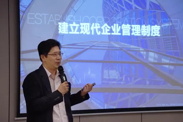 J&A杰恩設(shè)計(jì)董事長(zhǎng)、總設(shè)計(jì)師姜峰先生在2018深圳設(shè)計(jì)周SIID “大家論道”設(shè)計(jì)論壇發(fā)表演講 J&A杰恩設(shè)計(jì)董事長(zhǎng)、總設(shè)計(jì)師姜峰先生在2018深圳設(shè)計(jì)周SIID “大家論道”設(shè)計(jì)論壇發(fā)表演講