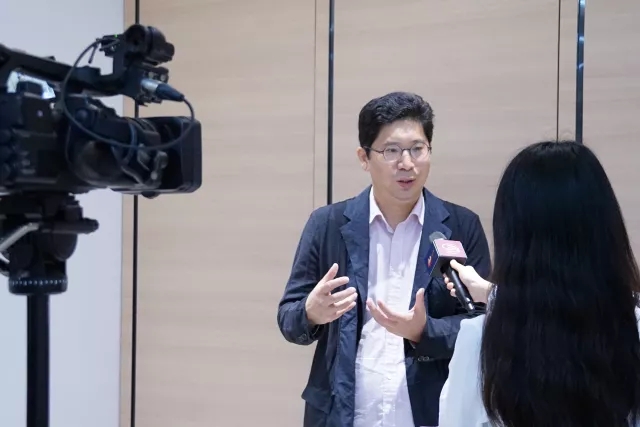 J&A杰恩設(shè)計(jì)董事長(zhǎng)、總設(shè)計(jì)師姜峰先生在2018深圳設(shè)計(jì)周SIID “大家論道”設(shè)計(jì)論壇 J&A杰恩設(shè)計(jì)董事長(zhǎng)、總設(shè)計(jì)師姜峰先生在2018深圳設(shè)計(jì)周SIID “大家論道”設(shè)計(jì)論壇
