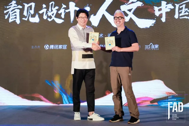 J&A杰恩設計董事長/總設計師姜峰先生與歐陽應霽先生合影 J&A杰恩設計董事長/總設計師姜峰先生與歐陽應霽先生合影
