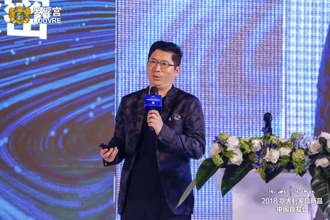 J&A杰恩設(shè)計(jì)董事長(zhǎng)/總設(shè)計(jì)師姜峰先生在2018意大利家具新品中國(guó)首發(fā)會(huì)發(fā)表演講 J&A杰恩設(shè)計(jì)董事長(zhǎng)/總設(shè)計(jì)師姜峰先生在2018意大利家具新品中國(guó)首發(fā)會(huì)發(fā)表演講