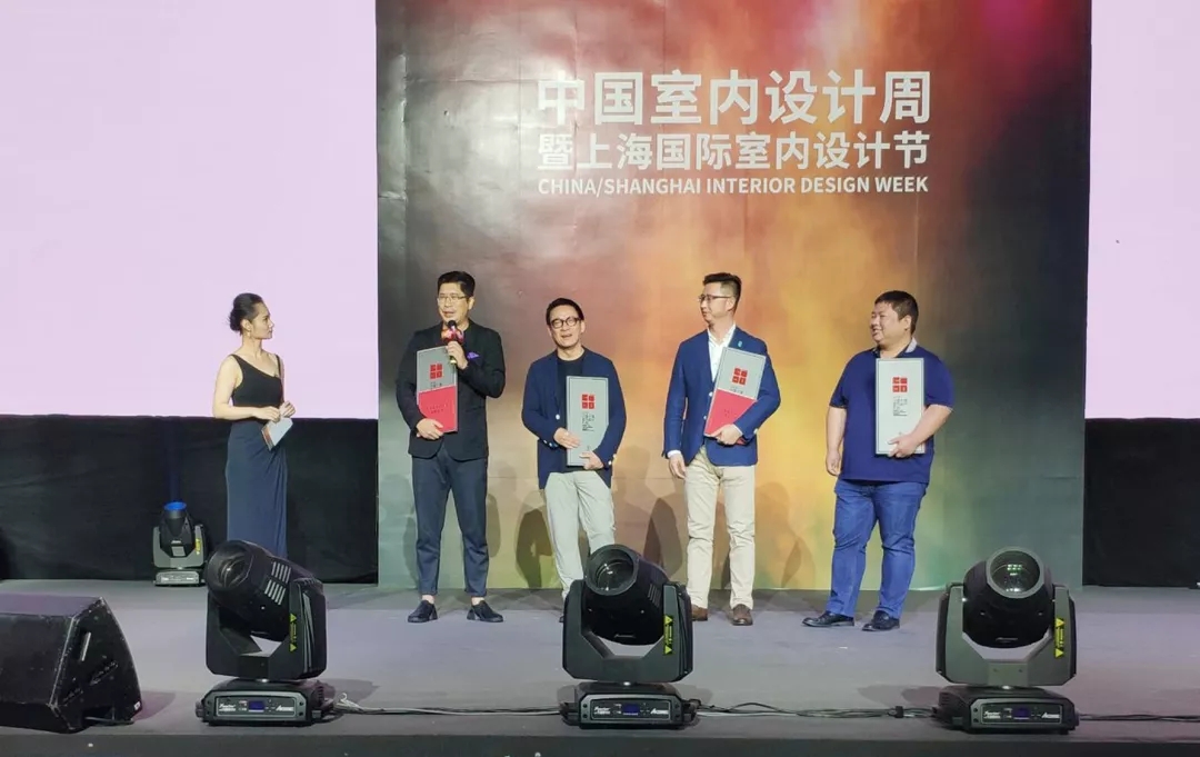 J&A杰恩設(shè)計(jì)董事長(zhǎng)/總設(shè)計(jì)師姜峰先生被授予“中國(guó)室內(nèi)裝飾行業(yè)突出貢獻(xiàn)獎(jiǎng)” J&A杰恩設(shè)計(jì)董事長(zhǎng)/總設(shè)計(jì)師姜峰先生被授予“中國(guó)室內(nèi)裝飾行業(yè)突出貢獻(xiàn)獎(jiǎng)”