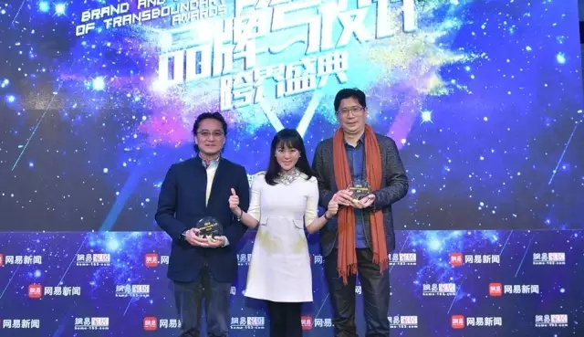 J&A總設計師姜峰先生(右一)應邀出席由網易新聞、網易家居聯合主辦2016網易家居“有態度”品牌與設計跨界盛典 J&A總設計師姜峰先生(右一)應邀出席由網易新聞、網易家居聯合主辦2016網易家居“有態度”品牌與設計跨界盛典