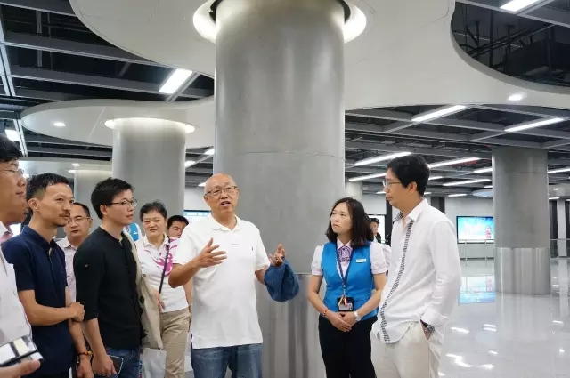 市領導親臨深圳地鐵11號線,J&A杰恩設計總設計師姜峰、機電設計負責人陳文韜等陪同參觀 市領導親臨深圳地鐵11號線,J&A杰恩設計總設計師姜峰、機電設計負責人陳文韜等陪同參觀