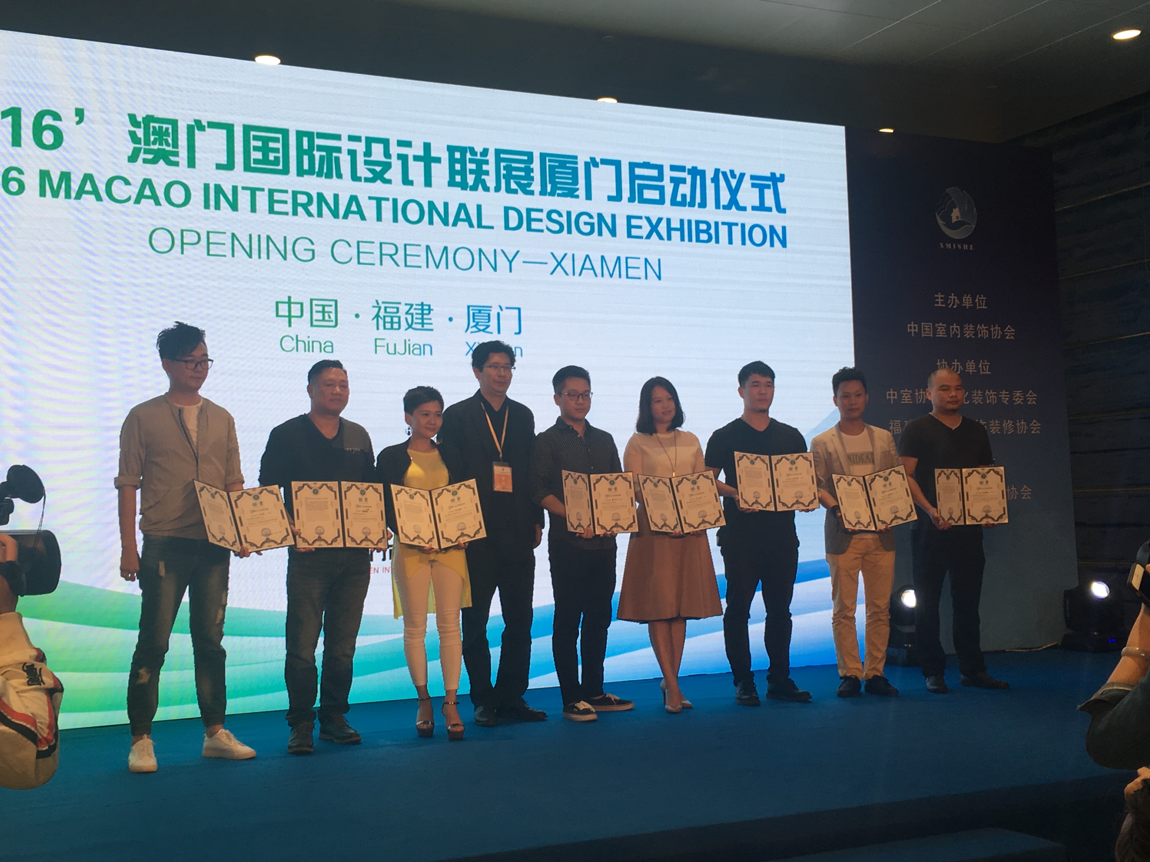 J&A杰恩設計總設計師姜峰先生作為澳門國際設計聯合會副會長出席發布會，并為優秀設計師頒發牌匾.JPG